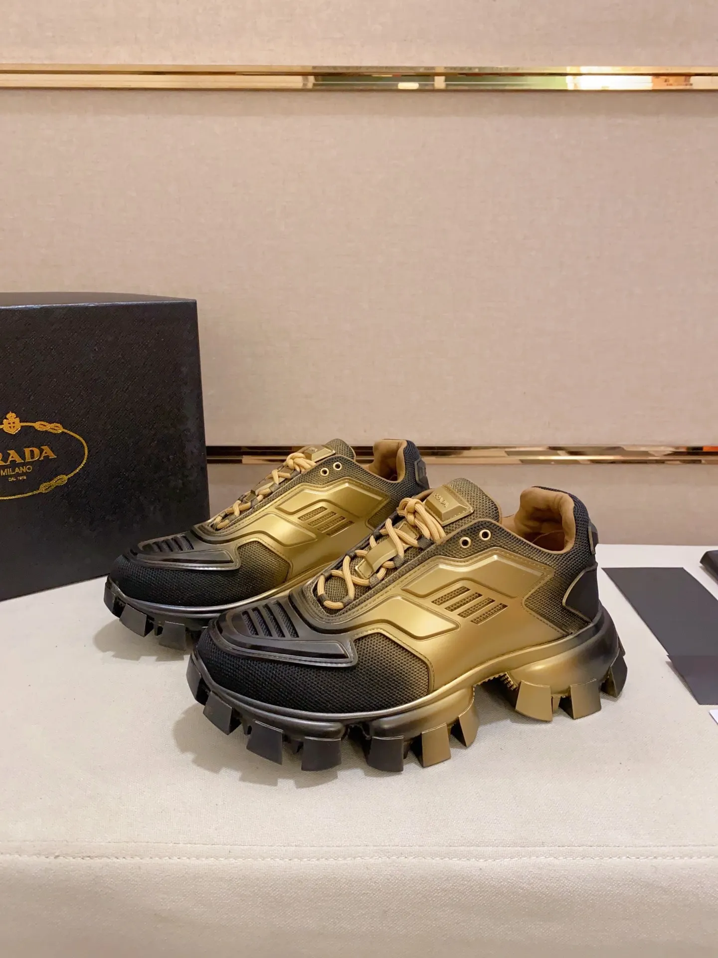 Factory price 600 men's shoes 💰 ✔️✔️✔️High version High quality new PRADA (Prada) counters are on the market simultaneously, new men's shoes, 😘fabrics are selected from first-layer cowhide. Lining: imported elastic mesh➕cowhide lining. 👍🏿High-end☄️Open-molded non-slip rubber outsole, exquisite lines, simple and elegant, comfortable and high-end for leisure travel. Number of yards: 38 to 44.